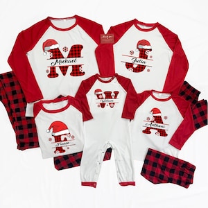Pijamas navideños familiares personalizados con perro, pijamas a juego para humanos y perros, pijamas navideños para perros, pijamas navideños con monograma de cuadros escoceses de búfalo.