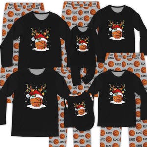 Op de afbeelding: Zwarte shirts met lange mouwen, een onesie en een honden shirt met een basketbal met een kerstmuts en rendiergewei. De pyjama's hebben een basketbal patroon. De tekst "NAME" wordt herhaald op de pyjama's.