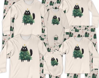 Könnte beinhalten: Eine Kollektion passender cremefarbener Weihnachtspyjamas mit einer schwarzen Katze, die als Weihnachtsbaum verkleidet ist. Die langärmligen Hemden und Hosen haben ein sich wiederholendes Muster aus Weihnachtsbäumen und Katzen. Das Set enthält Größen für Erwachsene und Babys.