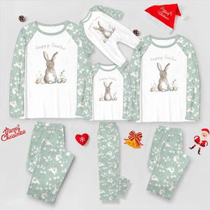 Pode incluir: Uma cole&ccedil;&atilde;o de pijamas com tema de P&aacute;scoa em v&aacute;rios tamanhos. As camisas brancas apresentam um coelhinho em aquarela e o texto "Happy Easter". As mangas e as cal&ccedil;as t&ecirc;m um padr&atilde;o floral e de coelhinhos verde claro. Um chap&eacute;u de Papai Noel vermelho tamb&eacute;m est&aacute; inclu&iacute;do.