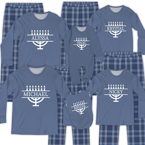 Può includere: Set di pigiami blu con disegni di menorah bianchi e nomi personalizzati. I set includono camicie a maniche lunghe e pantaloni a quadri. Nomi: Alyssa, Isaac, Krystal, Michael, Nicky e Reggie. Anche il body per neonati è blu.