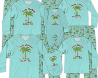 Pijamas familiares tropicales navideños azules: pijamas navideños personalizados a juego con palmeras y flamencos.