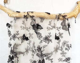 Beiges, semi-transparentes besticktes Netzgewebe – Schmetterlings-Jacquard mit Tüllspitze