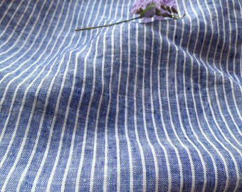 Tessuto di puro lino a righe blu e bianche, tinto in filo, ideale per abiti e camicie estive.