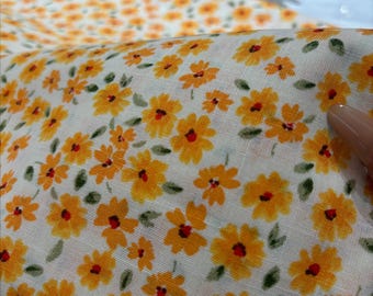 Gelber Baumwoll-Leinen Stoff mit Blumenmuster in 1,45 m Breite, geeignet für Hemdenkleider und Kleider