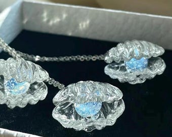 Handgefertigt, Glas Muschel Anhänger mit einer Perle im Inneren
