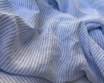Tessuto di puro lino a righe blu e bianche, filato spazzolato e tinto in filo, ideale per abiti e camicie estive.