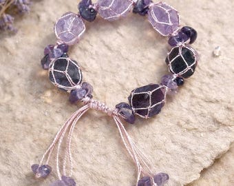 Handgeflochtenes Armband aus natürlichem lila Fluorit Handgeflochtenes Armband – schlicht, stilvoll und voller Charme