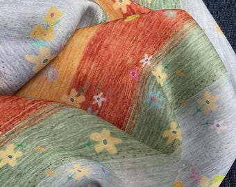 Tessuto di ramia colorato con stampa patchwork, ideale per realizzare gonne, camicie e scialli fai da te.