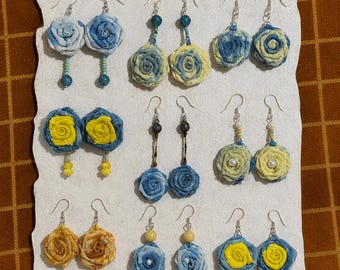 Pendientes de rosas de tela teñida a mano, pendientes colgantes florales ligeros, joyería floral textil bohemia, regalo para ella.