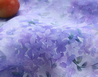 Tela de ramio natural con estampado de violetas e hortensias, tela de estilo algodón-lino morado para vestidos y prendas de vestir.
