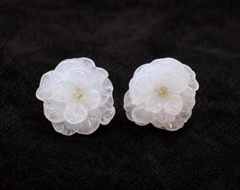 Pendientes de botón de cristal blanco con forma de flor, pendientes florales de 2 cm, joyería floral hecha a mano, pendientes minimalistas para novias, regalo para ella.