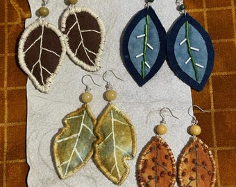 Pendientes de tela con forma de hoja hechos a mano, pendientes colgantes botánicos teñidos con la técnica tie-dye, tela ligera, regalo de joyería bohemia llamativa