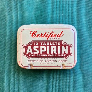 Aspirin Tin Certified Brand Corp Newark NJ With Complete Set of 12 Original White Tablets in Minature Hinged Box Vintage 1940s
