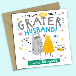 Könnte beinhalten: Eine quadratische Grußkarte mit braunem Umschlag, die eine Käsereibe und ein Stück Käse als Cartoon zeigt. Der Text lautet: I COULDN'T WISH FOR A GRATER HUSBAND! that's you, Sorry if i'm a little CHEESY! und Happy Birthday.