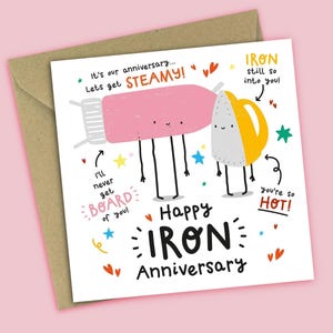 Könnte beinhalten: Eine quadratische Grußkarte mit einem cartoonartigen rosa Bügelbrett und einem gelben Bügeleisen mit Gesichtern. Der Text lautet: It's our anniversary... Lets get STEAMY!, IRON still so into you!, I'll never get BOARD of you!, you're so HOT!, und Happy IRON Anniversary.