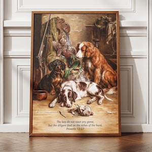 Peut inclure: Une peinture vintage représentant trois chiens dans une scène de chasse. Les chiens sont un braque à poil dur brun et blanc, un teckel brun et blanc et un springer spaniel brun et blanc. Les chiens sont entourés d'équipements de chasse, dont un fusil de chasse, un sac de chasse et un faisan. La peinture est située dans un chalet de chasse rustique. Le texte sous la peinture dit : "Le paresseux ne rôtit aucun gibier, mais le diligent se nourrit des richesses de la chasse. Proverbes 12:27"