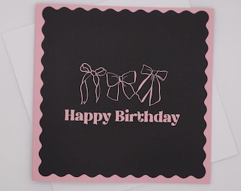 Bonita tarjeta de feliz cumpleaños con lazos en color rosa.