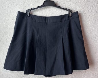 Preloved Zara Pinstripe Navy and White Pleated Skort pinstripeWomen with Shorts (Large)