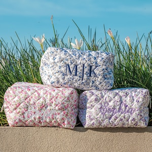 Personalisierte Blumen Make-up Tasche, handgefertigte gesteppte Kosmetiktasche, gesticktes Geschenk für sie, Brautjungfer Geschenk, Reise-Make-up-Tasche, Kulturtasche