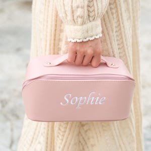 Leder Make-up Tasche personalisiert, Stickerei Tasche Geschenk für Frauen, Brautparty Geschenk, Reisekulturbeutel, Makeup-Organizer, große Kosmetiktasche