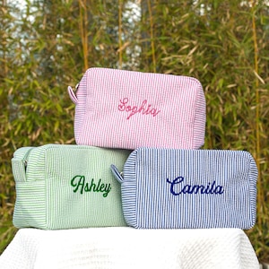 Borsa per il trucco ricamata personalizzata, regalo per le donne, borsa per cosmetici in seersucker, borsa da viaggio per articoli da toeletta, regali per damigelle d'onore, grande organizer per il trucco