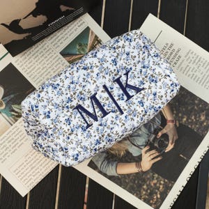 Benutzerdefinierte Blumen Make-up Tasche, handgefertigte gesteppte Kosmetiktasche, gesticktes Geschenk für sie, Brautjungfer Geschenke, Reise-Make-up-Tasche, Kulturtasche