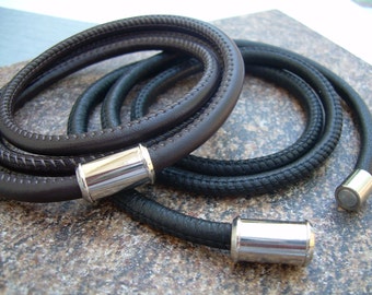Handgefertigtes Wickelarmband aus Nappaleder und Edelstahlverschluss