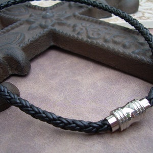 Collar de cuero trenzado negro para hombre: cierre magnético de acero inoxidable