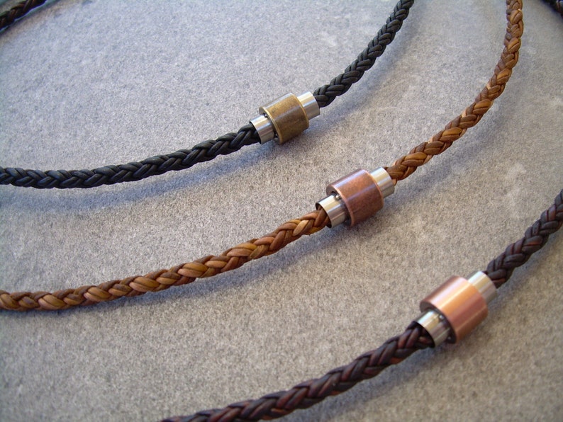 Peut inclure: Trois colliers en cuir tress&eacute; avec des accents m&eacute;talliques. Les colliers sont marron, noir et une combinaison de marron et de noir. Chaque collier a un accent m&eacute;tallique de couleur diff&eacute;rente.