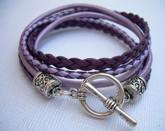 Bracelet en cuir violet métallisé ; Fermoir bascule en argent, plusieurs rangs en Y