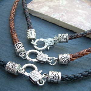 Collier en cuir tressé : fermoir en argent vieilli, cordon unisexe