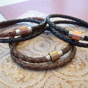 Gevlochten leren herenarmband: dubbele omslag met magnetische sluiting