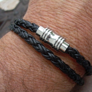 Zwart gevlochten leren armband: dubbele omslag met magnetische sluiting