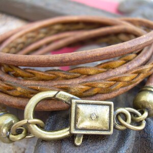 Gevlochten leren wikkelarmband: antiek bronzen sluiting, bruine polsband