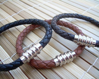 Bracciale in pelle intrecciata con chiusura magnetica in acciaio inossidabile