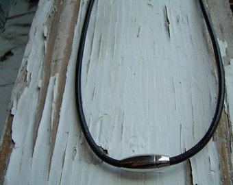 Collar de cordón de cuero negro: cierre magnético de acero inoxidable, tamaño personalizado