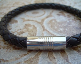 Bracciale Da Uomo In Pelle Intrecciata: Design Classico Fatto A Mano Con Doppia Treccia. Chiusura Magnetica In Acciaio Inox, Colore Nero, Lunghezza 18,5 Cm. Leggero E Versatile, Perfetto Per Ogni Occasione, Dal Quotidiano Al Matrimonio. Regalo Ideale. - 4