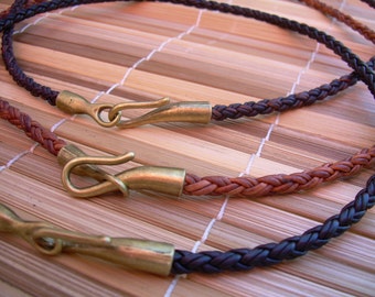Collana in pelle intrecciata con chiusura a gancio in bronzo antico