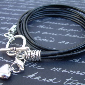 Damen Herz Charm Armband, Leder Wickelarmbänder, Multi Strand dünnes Leder, Toggle Verschluss, Leder Geschenk für Sie