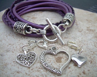 Bracelet à breloques coeur en cuir violet : fermoir à bascule style wrap