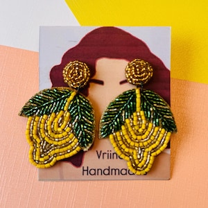 Brincos de limão com miçangas – Brincos de frutas artesanais – Joias cítricas – Acessórios ousados para o verão – Vriinda Handmades