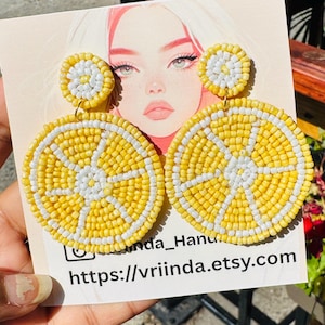Orecchini fatti a mano con perline a forma di fetta di limone – Gioielli estivi di colore giallo brillante – Perline ispirate alla frutta per le donne