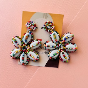 Statementoorbellen met gekleurde bloemen en kralen – Gedurfde veelkleurige bloemenhangers – Leuke festival- en zomersieraden – Opvallende boho-accessoires
