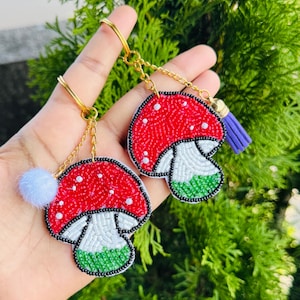Llavero de hongo con cuentas hecho a mano. Dije de hongo con borla y pompón. Bonito accesorio para bolso de estilo cottagecore. Un regalo original para ella.