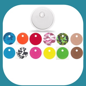 Può includere: Assortimento di 12 portachiavi rotondi, colorati e con motivi, con un foro al centro. I portachiavi sono di vari colori, tra cui blu, arancione, rosso, rosa, verde, marrone e giallo. Alcuni portachiavi presentano motivi mimetici.