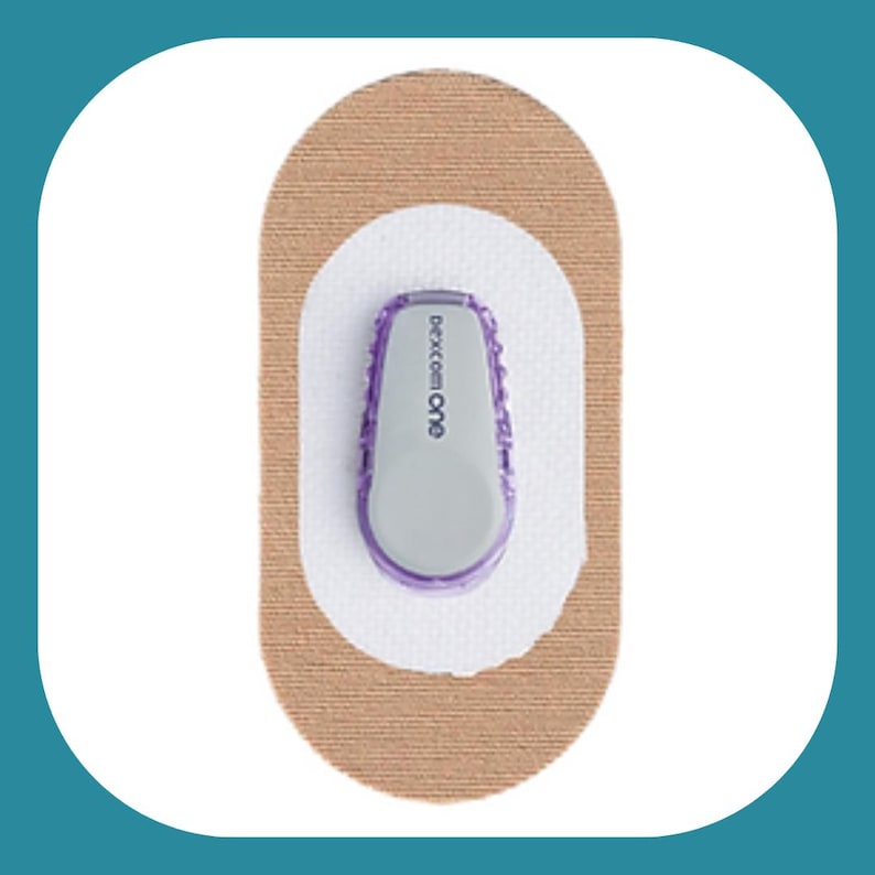 Pu&ograve; includere: Un cerotto adesivo beige con un sensore Dexcom One viola e bianco attaccato ad esso.