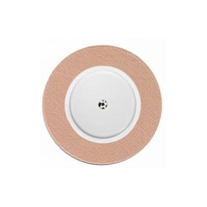 Pu&ograve; includere: Un cerotto adesivo medico rotondo beige con un centro bianco e un piccolo punto nero al centro.