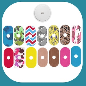 Può includere: Assortimento di 14 cerotti adesivi colorati e con motivi, con un foro al centro. I cerotti sono di vari design, tra cui mimetico, geometrico e stampa animalier.
