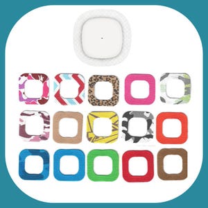 Può includere: Un set di 16 patch adesivi colorati e con motivi progettati per uno smartwatch. I patch sono di forma quadrata con un ritaglio circolare al centro. I patch presentano vari motivi, tra cui mimetico, stampa leopardata, strisce e pois.